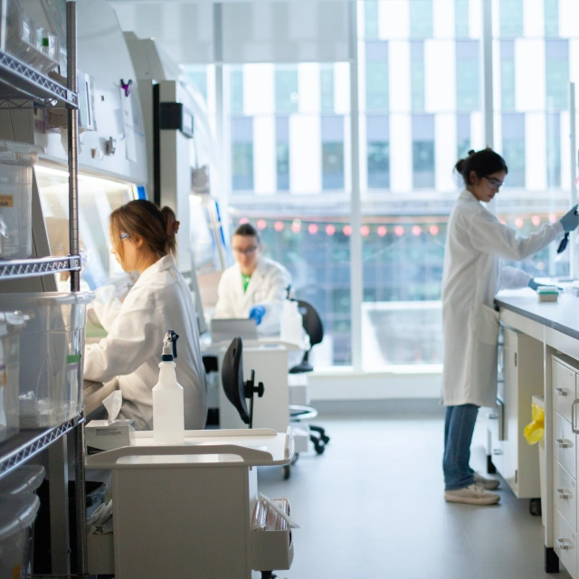 밴쿠버 Aspect Biosystems 실험실에 있는 연구자