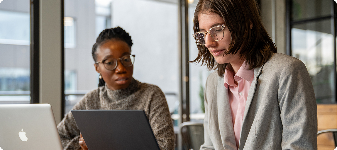 카리부에서 노트북으로 함께 일하는 다양한 인종의 인력들