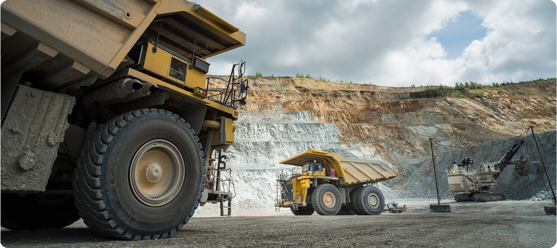 Taseko Mines의 최첨단 대형 광산용 덤프트럭을 위로 올려다본 모습